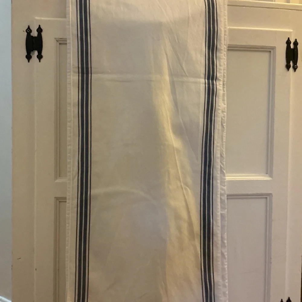 Williams Sonoma Crisp White Runner 108”/16”